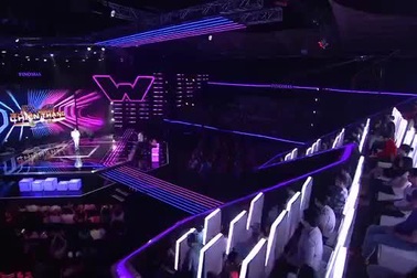 Lý Hùng trổ tài ca hát