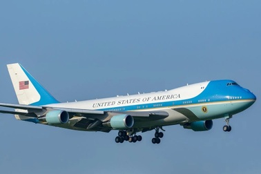 Phi công bị nhắc “bỏ iPad” và tránh xa Không lực Một chở Tổng thống Mỹ