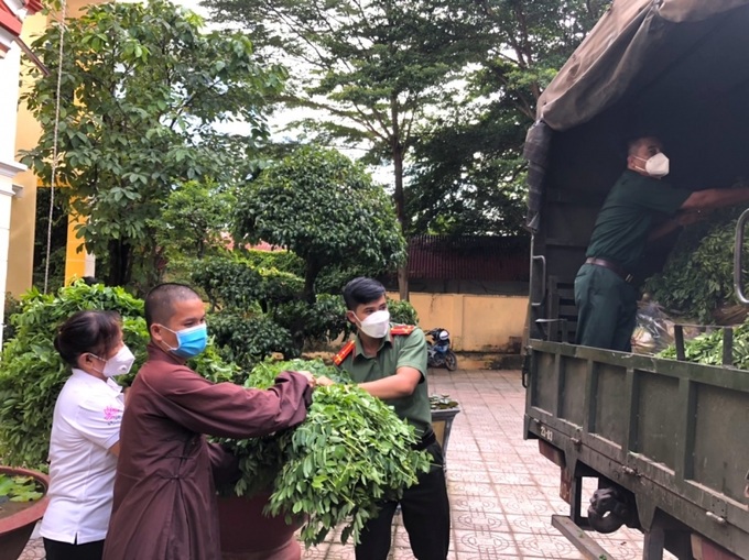 Đại đức Thích Thánh Trí - Trụ trì chùa Pháp Huyền (H.Đồng Phú) cùng các thanh niên Bình Phước nhanh tay chất rau lên chuyến xe “Chia sẻ yêu thương - Vượt qua đại dịch”