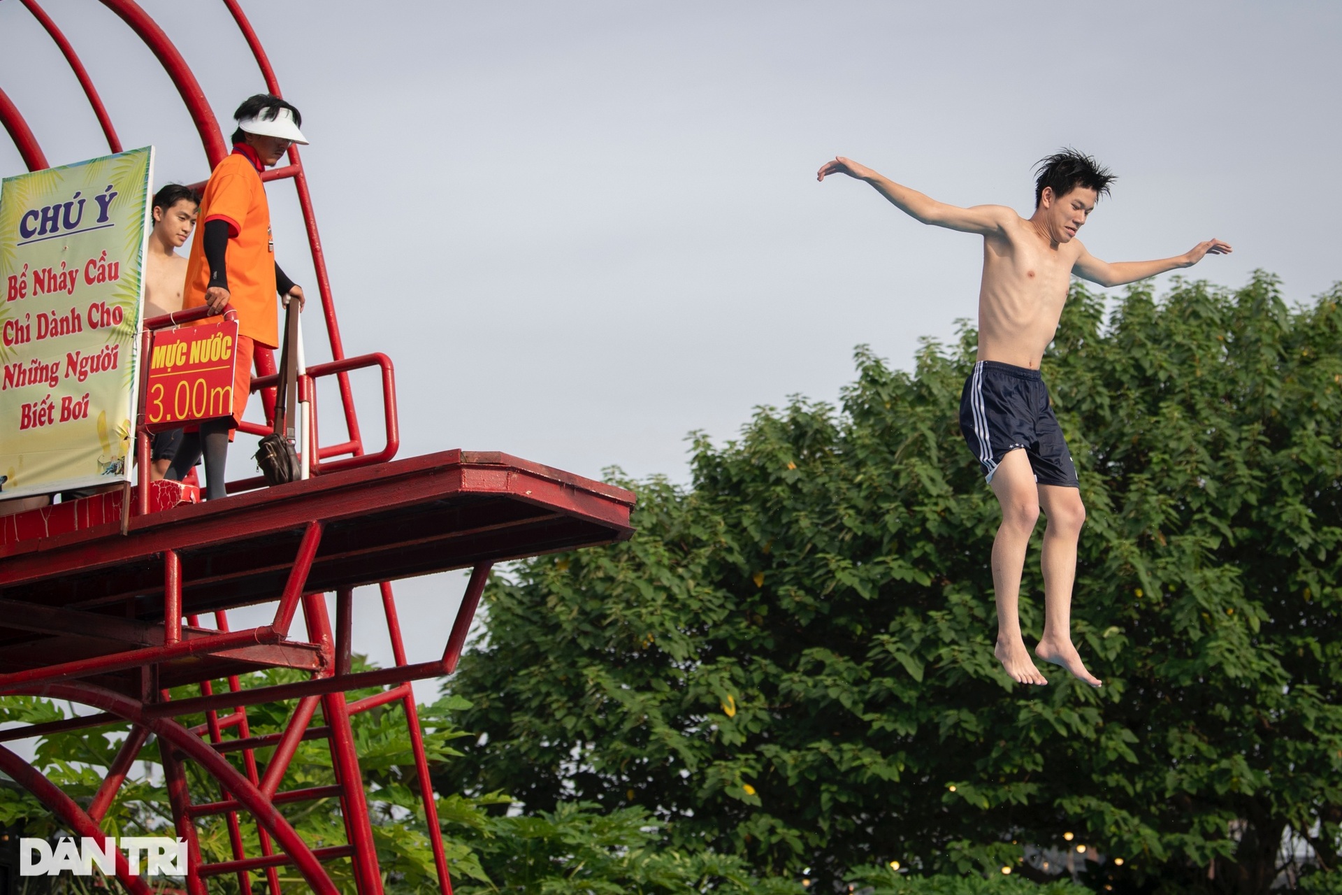 Nắng nóng gay gắt, biển người đổ về Công viên nước Hồ Tây giải nhiệt - 13 Nắng nóng gay gắt, biển người đổ về Công viên nước Hồ Tây giải nhiệt - 13