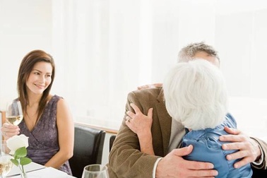 Nàng dâu bất mãn khi phải nuôi mẹ chồng: "Cháu cũng làm mẹ, rồi mai này cháu cũng sẽ già"