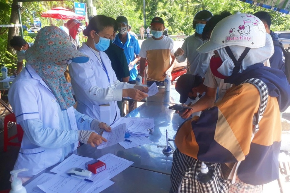 Thở phào vì cả trăm người liên quan F0 làm nghề lái xe âm tính SARS-CoV-2 - 2 Thở phào vì cả trăm người liên quan F0 làm nghề lái xe âm tính SARS-CoV-2 - 2