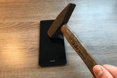 Ấn tượng màn hình điện thoại cứng như đá sapphire, đập không vỡ