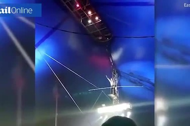 Cú ngã của nghệ sĩ xiếc đi trên dây từ độ cao 8m