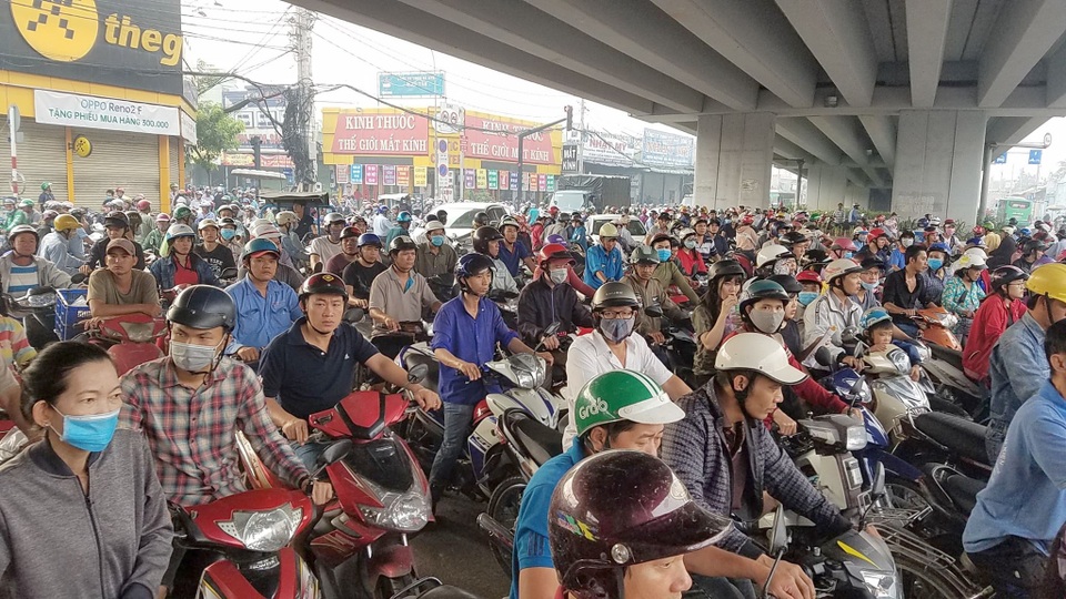Quốc lộ kẹt xe nghiêm trọng vì người đàn ông say xỉn ngủ giữa đường - 5 Quốc lộ kẹt xe nghiêm trọng vì người đàn ông say xỉn ngủ giữa đường - 5