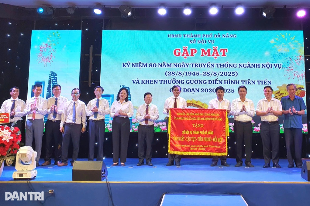 Ngành Nội vụ là lực lượng quan trọng trong xây dựng, kiện toàn bộ máy - 2 Ngành Nội vụ là lực lượng quan trọng trong xây dựng, kiện toàn bộ máy - 2