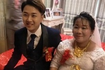 Chàng trai 23 cưới người phụ nữ 38 tuổi khi được tặng hồi môn... một chiếc Ferrari