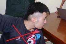 Đâm trọng thương bạn game rồi cầm dao cố thủ trong nhà