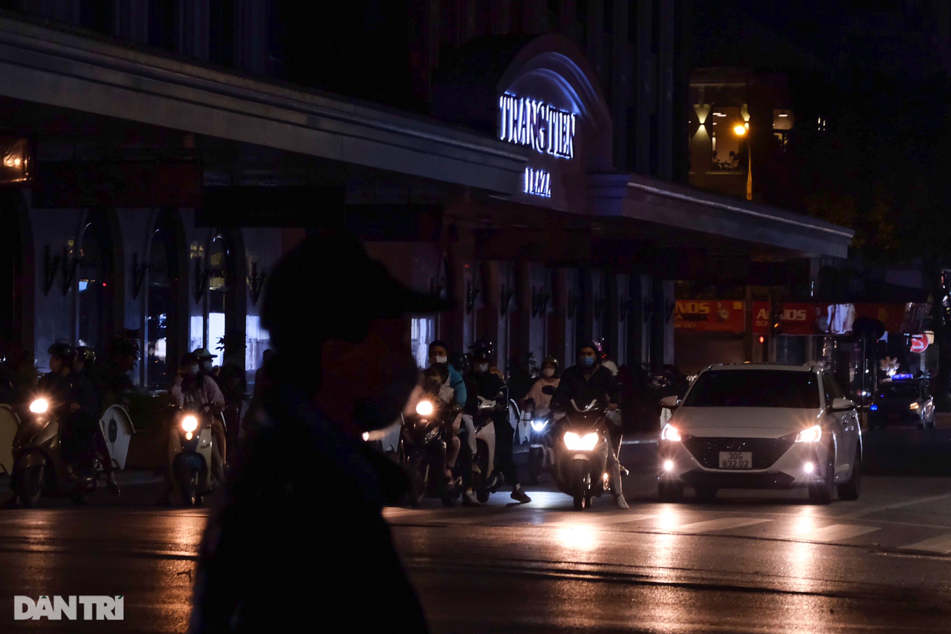 Hồ Gươm tắt đèn tưởng niệm nạn nhân tử vong trong đại dịch Covid-19 - 7