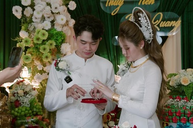 Chú rể trẻ dành dụm 4 năm, mang 5 cây vàng làm quà cho vợ