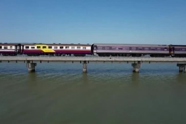 "Tàu hỏa nổi" trên mặt nước cháy vé, tạo cơn sốt chưa từng có ở Thái Lan