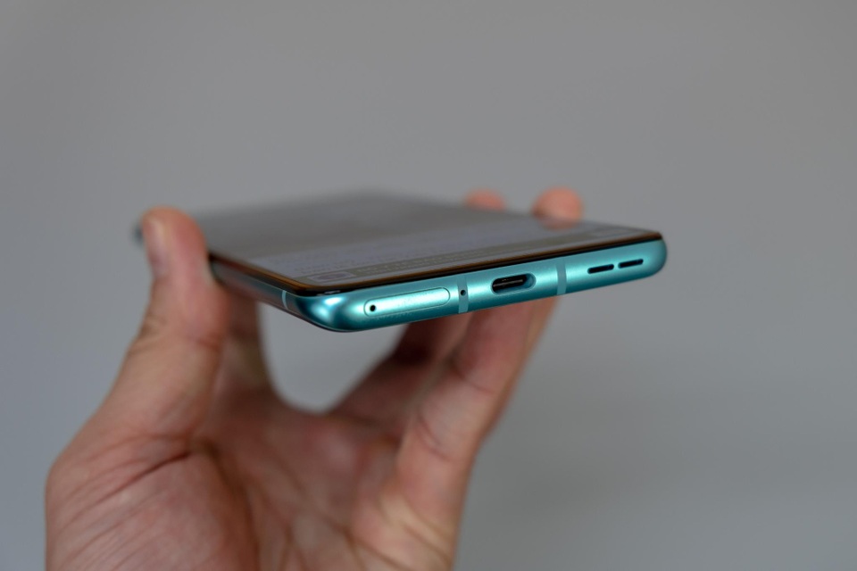 Trên tay OnePlus 8T 5G: chip Snapdragon 865, RAM 12GB, sạc nhanh 65W - 9 Trên tay OnePlus 8T 5G: chip Snapdragon 865, RAM 12GB, sạc nhanh 65W - 9