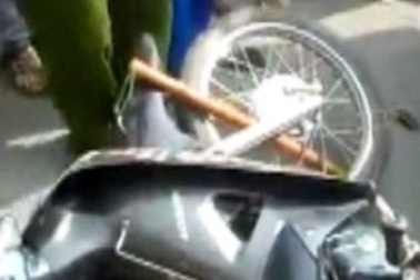 Xôn xao clip dùi cui cắm bánh xe máy