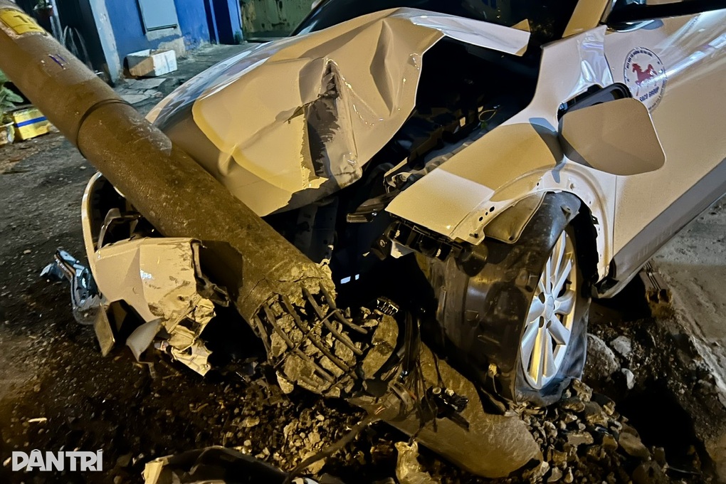 Ô tô mất lái tông gãy cột đèn chiếu sáng ở TPHCM - 2