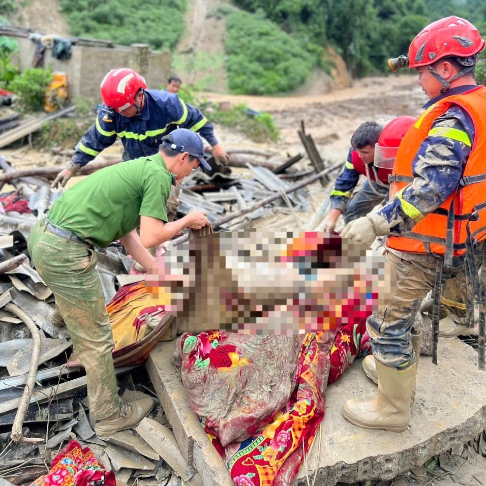 Hàng trăm người tìm kiếm nạn nhân mất tích do lũ quét ở Điện Biên - 4