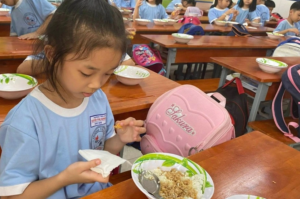 Đầu năm học, mẹ đóng các loại phí cho ba đứa con hết... một chiếc xe Vision - 2