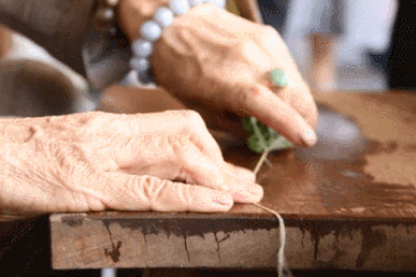 Độc nhất Việt Nam: Dệt lụa từ tơ sen, bán giá đắt như vàng