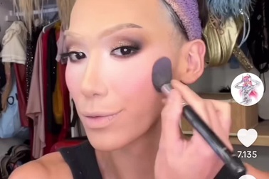 Plastique Tiara hóa trang giả gái