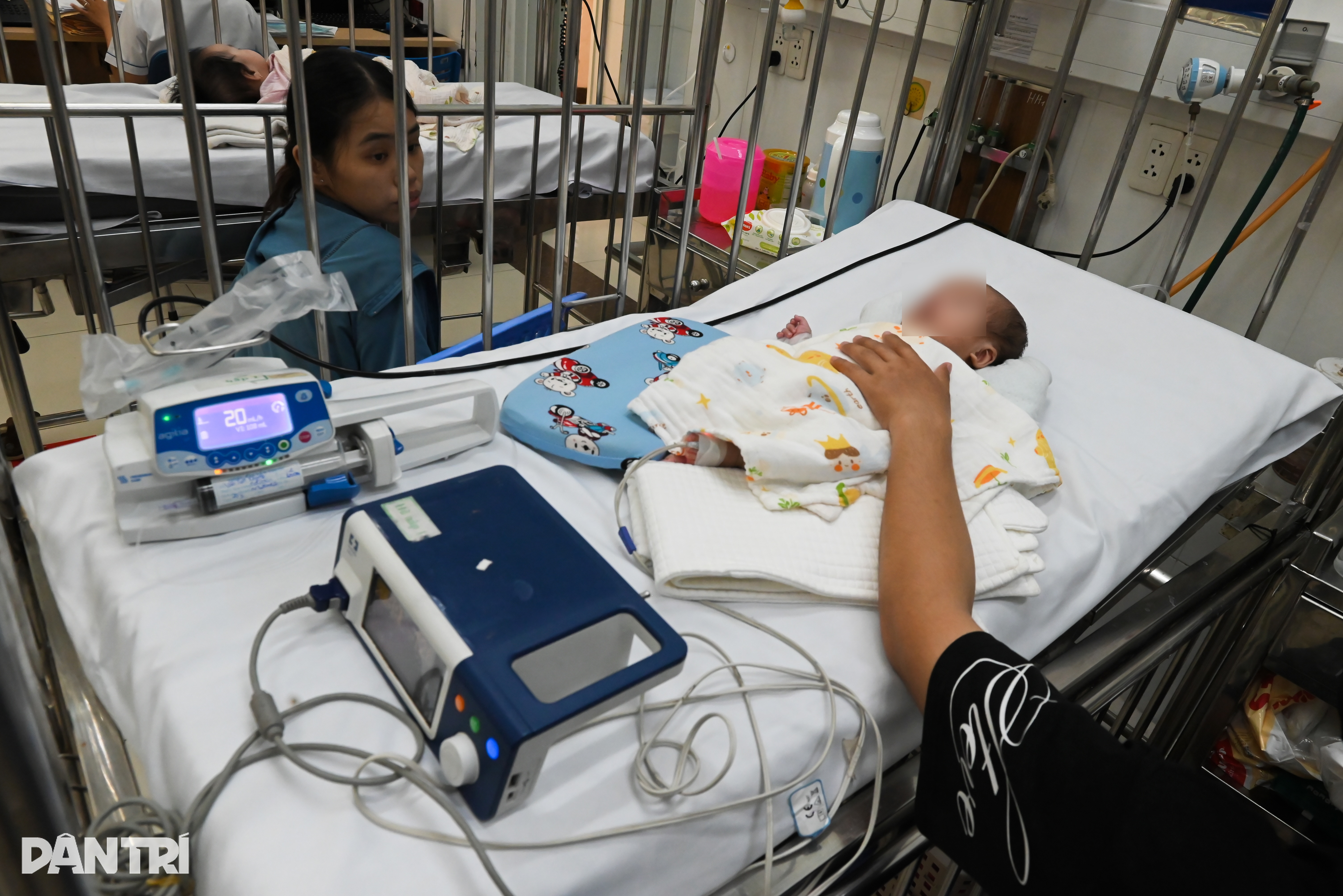 Trẻ đồng loạt đổ bệnh, một bệnh viện ở TPHCM có lượt khám tăng gần gấp đôi - 12