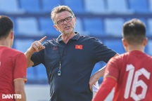 HLV Troussier phơi nắng chỉ đạo quyết liệt tại buổi tập của U22 Việt Nam