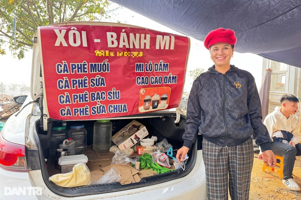 Bà mẹ 3 con ở Hà Nội lái ô tô đi bán xôi, bánh mỳ - 1