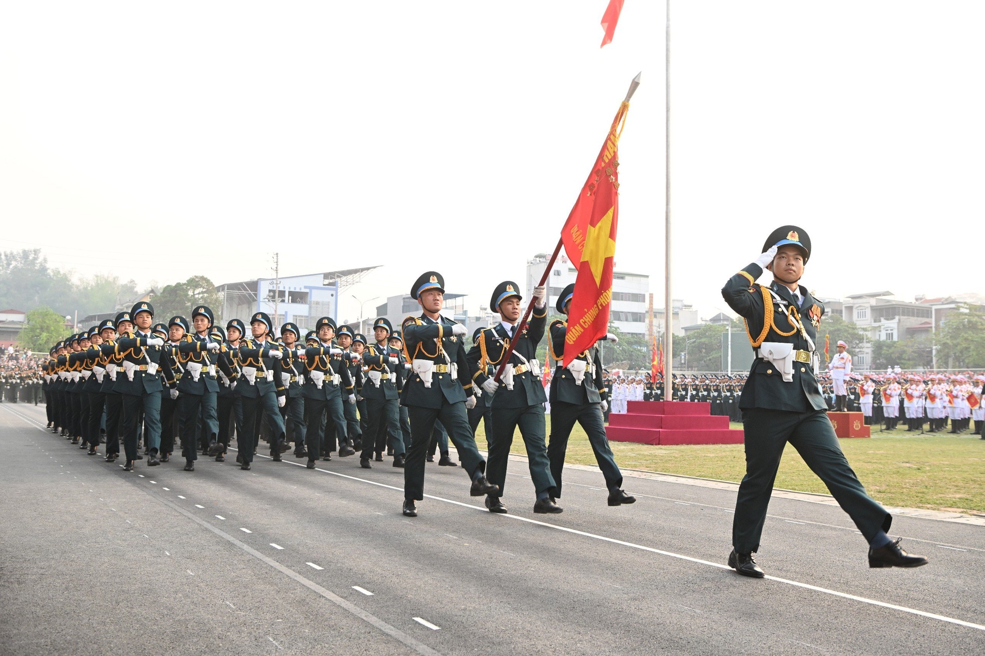 Người dân ngồi chật kín SVĐ Điện Biên xem hợp luyện diễu binh, diễu hành - 10 Người dân ngồi chật kín SVĐ Điện Biên xem hợp luyện diễu binh, diễu hành - 10