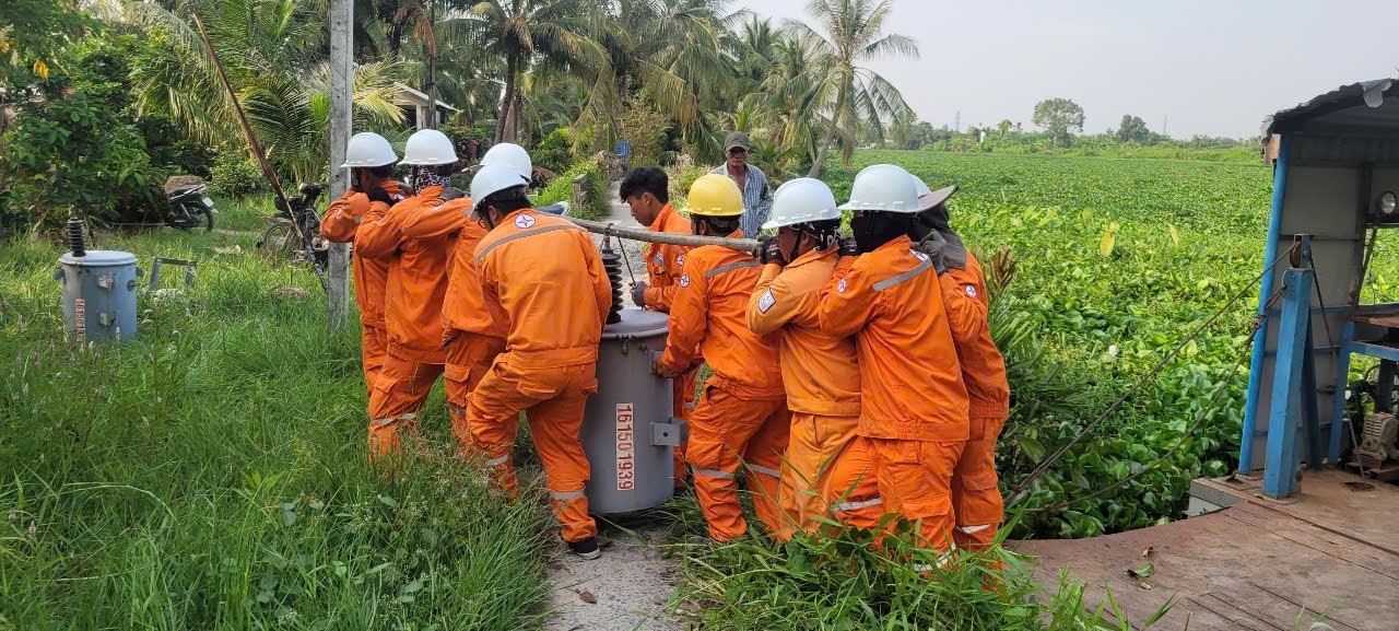 Gánh nặng trên vai người thợ điện