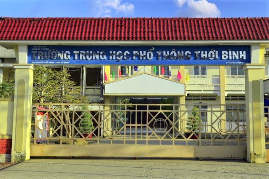 Xem xét vi phạm của thầy giáo gợi chuyện không hay của gia đình nữ sinh - 1 Xem xét vi phạm của thầy giáo gợi chuyện không hay của gia đình nữ sinh - 1