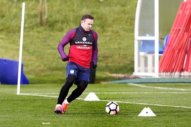 Rooney tươi rói trên sân tập cùng tuyển Anh