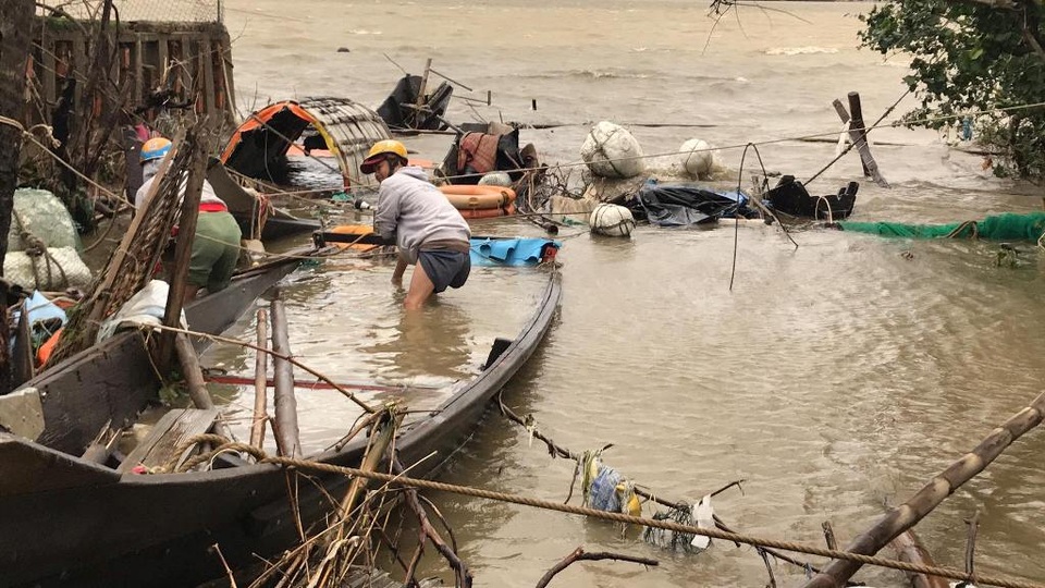Tàu chìm, nhà sập, trường học tốc mái, cây xanh ngã đổ trong bão số 13 - 2 Tàu chìm, nhà sập, trường học tốc mái, cây xanh ngã đổ trong bão số 13 - 2