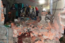 Gãy 2 tay do sản xuất pháo nổ trái phép