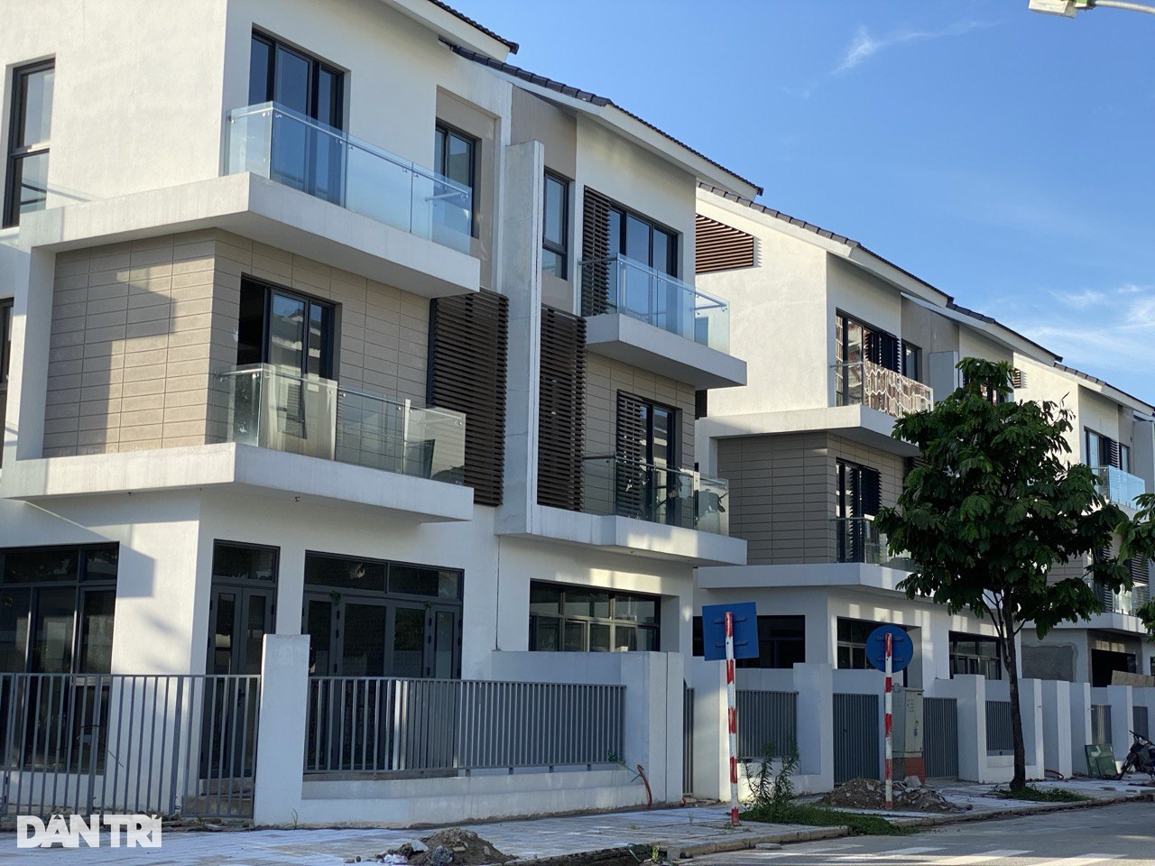 La liệt nhà liền kề, biệt thự bỏ hoang nhưng giá vẫn tăng phi mã - 1