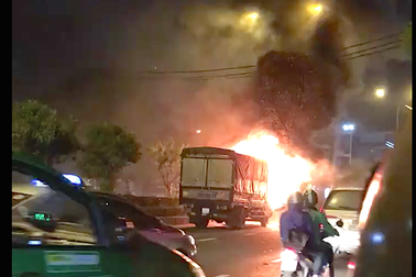 Xe tải bốc cháy ngùn ngụt, tài xế bung cửa thoát thân