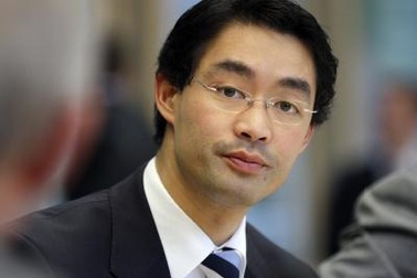 Máy bay chở Phó Thủ tướng Đức gốc Việt nổ lốp 