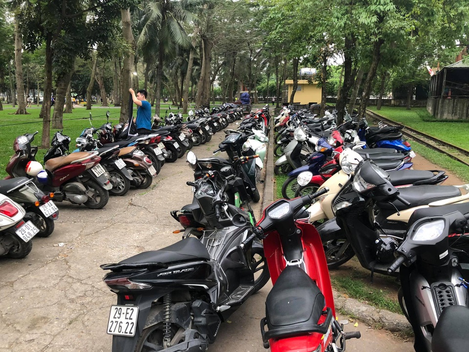 Hà Nội: Bất chấp dịch Covid-19, công viên vẫn tiếp tục tấp nập người đi bộ - 11 Hà Nội: Bất chấp dịch Covid-19, công viên vẫn tiếp tục tấp nập người đi bộ - 11