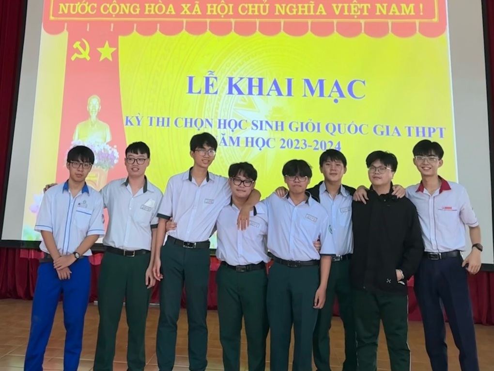 Bộ sưu tập giải thưởng tin học giúp nam sinh ẵm học bổng 100% - 2 Bộ sưu tập giải thưởng tin học giúp nam sinh ẵm học bổng 100% - 2