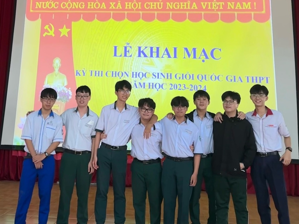 Bộ sưu tập giải thưởng tin học giúp nam sinh ẵm học bổng 100% - 2