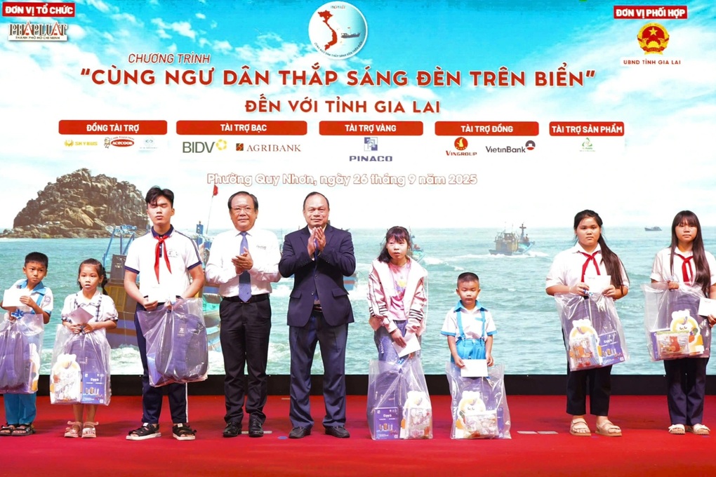 400 triệu đồng hỗ trợ ngư dân Gia Lai thắp sáng biển đêm - 1