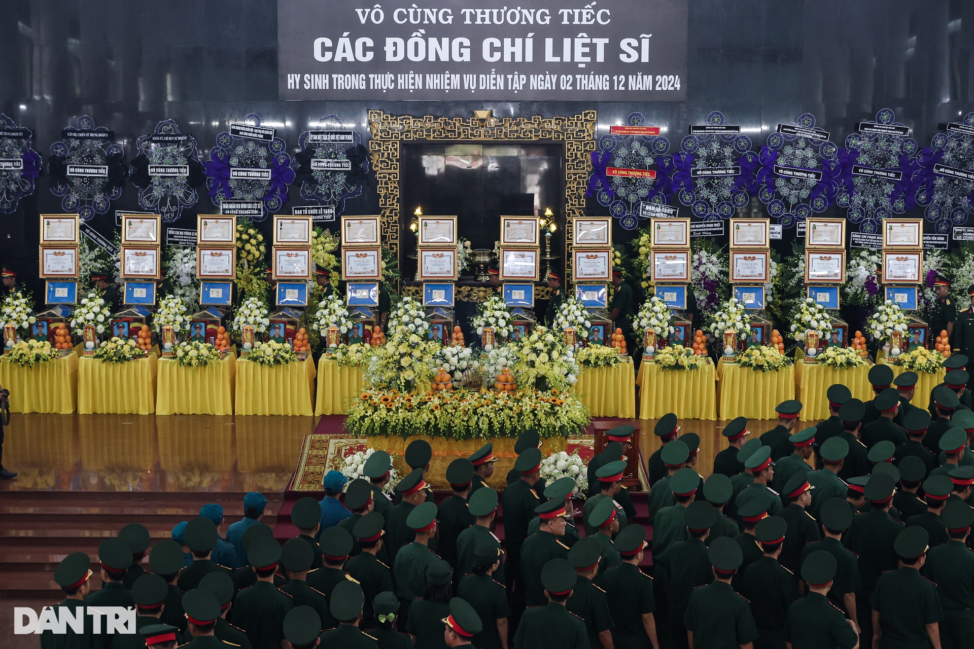 Đưa 12 liệt sỹ Quân khu 7 về nơi yên nghỉ - 1 Đưa 12 liệt sỹ Quân khu 7 về nơi yên nghỉ - 1