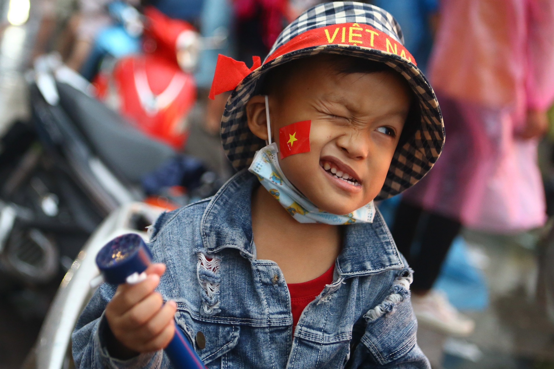 Người hâm mộ đội mưa múa lân, bưng mâm lễ hết mình cổ vũ tuyển U23 Việt Nam - 24