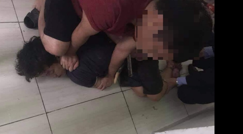 Hà Nội: Nghi ngáo đá, con trai cầm dao sát hại mẹ ruột - 1 Hà Nội: Nghi ngáo đá, con trai cầm dao sát hại mẹ ruột - 1