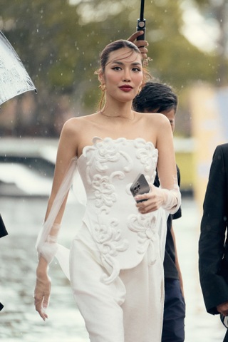 Lan Khuê và dàn sao đội mưa xem trình diễn thời trang trên sông Hương - 2 Lan Khuê và dàn sao đội mưa xem trình diễn thời trang trên sông Hương - 2