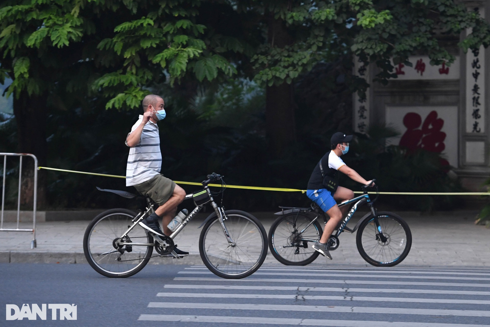 Phớt lờ quy định phòng dịch, người dân đổ ra hồ Gươm tập thể dục sáng - 8 Phớt lờ quy định phòng dịch, người dân đổ ra hồ Gươm tập thể dục sáng - 8