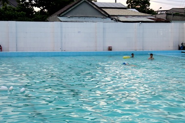 Học sinh lớp 5 đuối nước ở hồ bơi