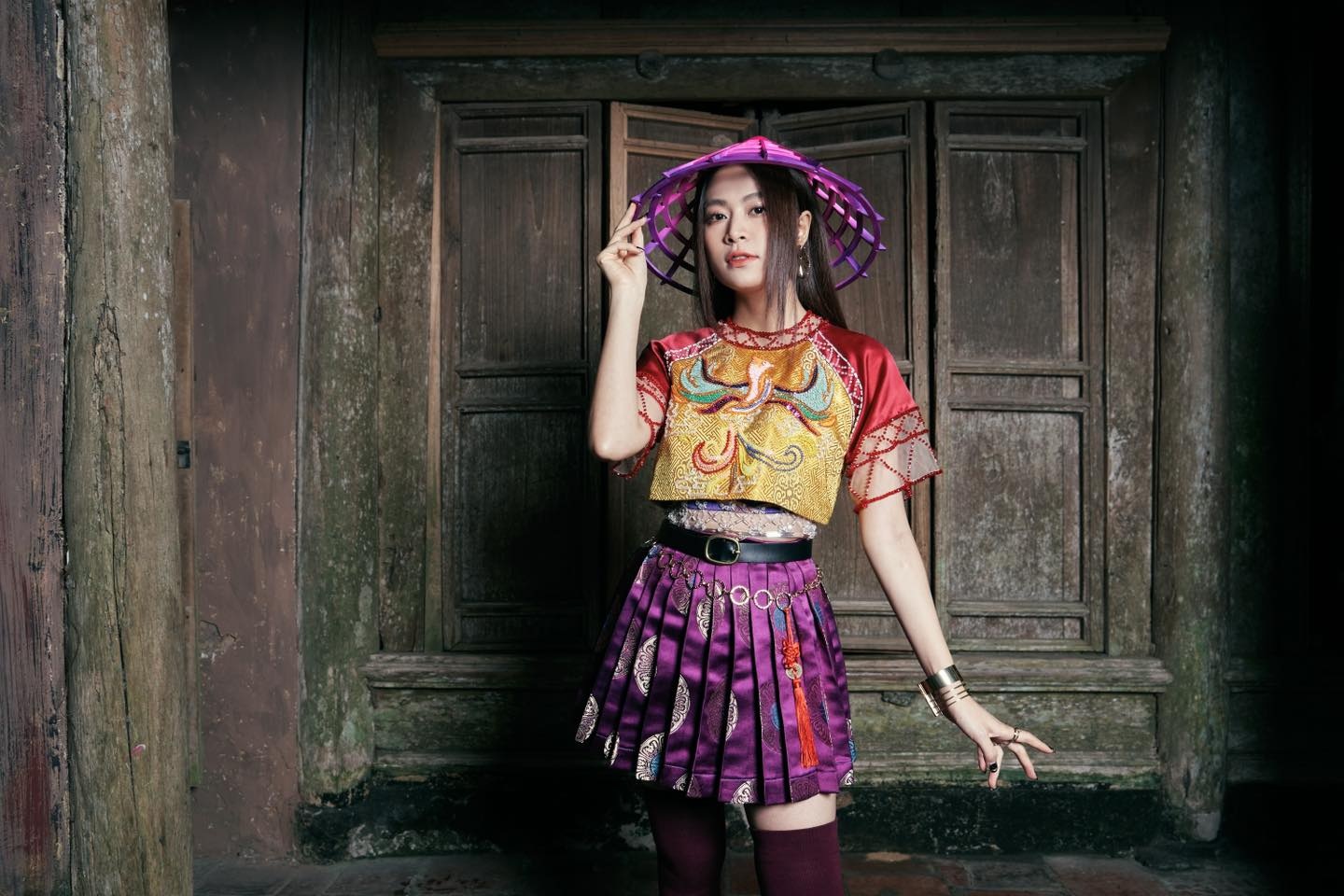 Hoàng Thùy Linh say mê phong cách thời trang dân gian đương đại - 9 Hoàng Thùy Linh say mê phong cách thời trang dân gian đương đại - 9