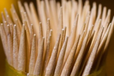 Những nguy hiểm tiềm ẩn khi xỉa răng