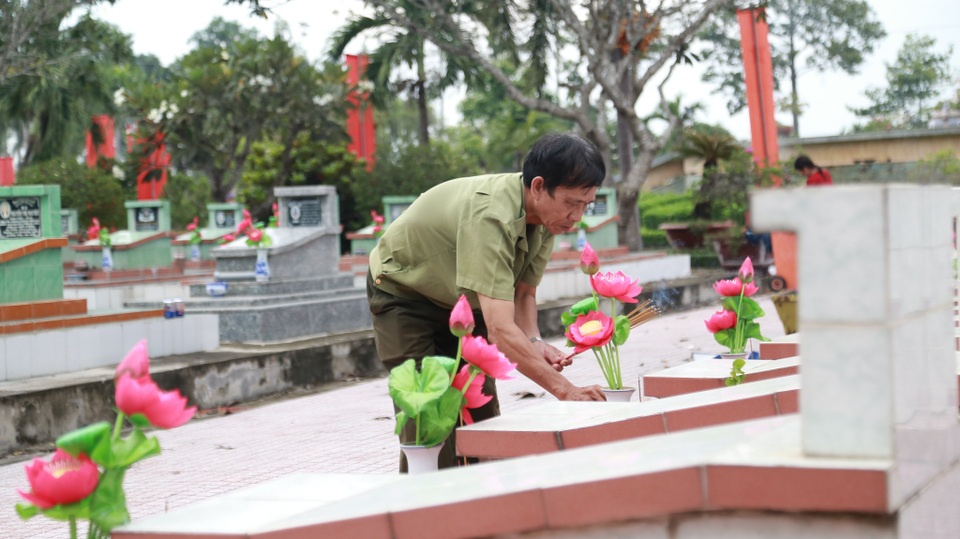 Người lính già đi khắp đất nước thắp nhang mộ liệt sĩ - 1 Người lính già đi khắp đất nước thắp nhang mộ liệt sĩ - 1