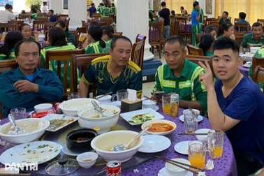 Vợ chồng chủ nhà hàng nấu hàng trăm suất cơm tiếp sức công nhân môi trường