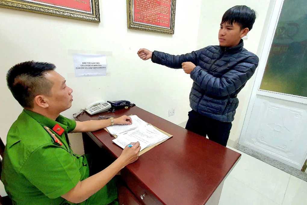 Giết anh trai vì mượn điện thoại để nghe nhạc nhưng không trả - 1 Giết anh trai vì mượn điện thoại để nghe nhạc nhưng không trả - 1