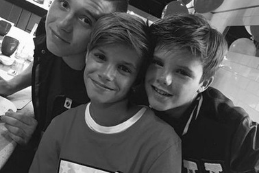 Vợ chồng Beckham đua nhau “hôn” mừng sinh nhật con trai